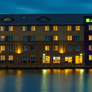 holiday-inn-express-cardiff-bay.cardiffhotelswales.com/